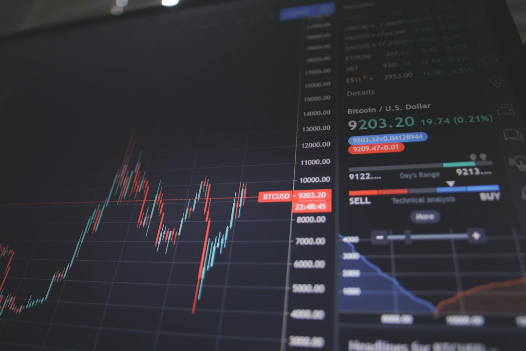 金融行情屏幕，Photo by Nick Chong on Unsplash