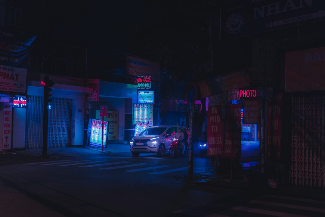 夜晚街道,车辆停在店铺前——沙箱外的世界不会等你准备好