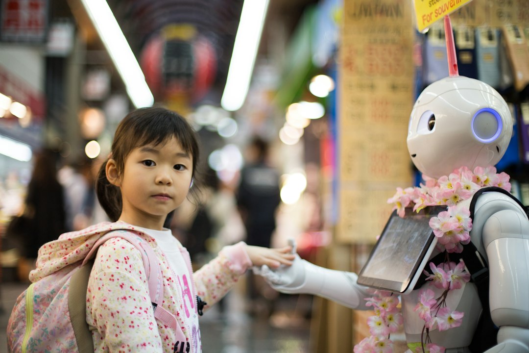 展厅里的白色人形机器人本体:大脑的故事,由身体的部署喂养