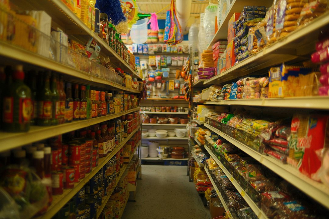 街角杂货店两侧堆满商品的窄通道